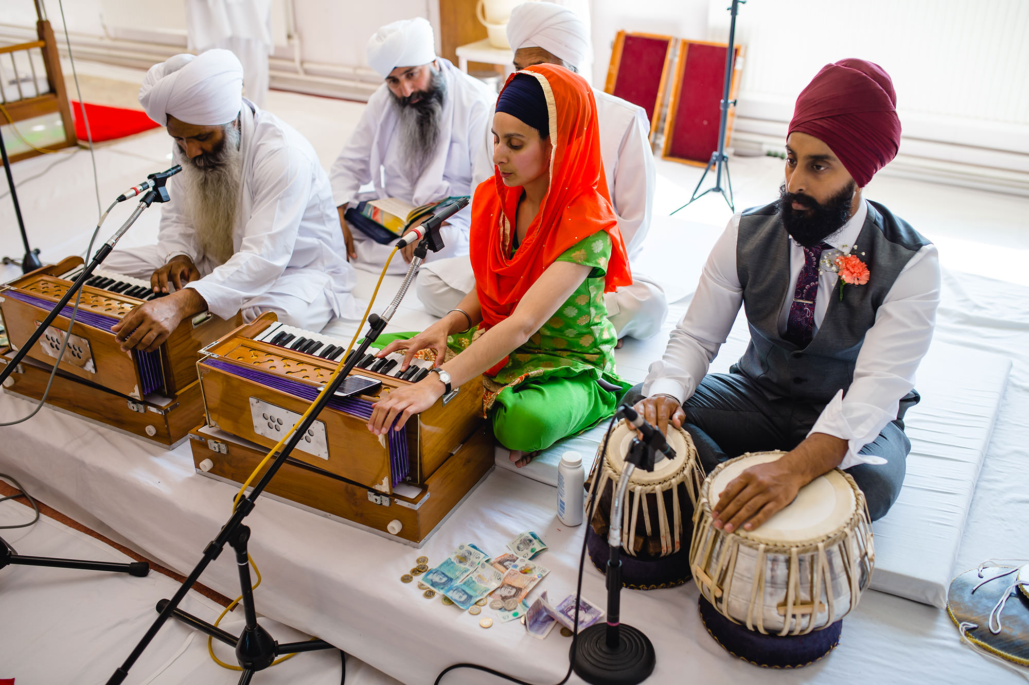 brides sister singing during the sikh wedding ceremony